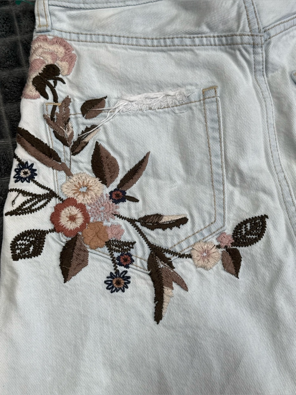 Abercrombie & Fitch 0 Embroidered White Denim Mini Skirt with Floral Detail (B7) - Picture 6 of 6
